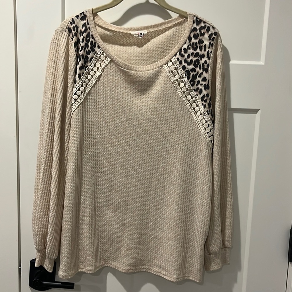 Women’s cream / leopard top